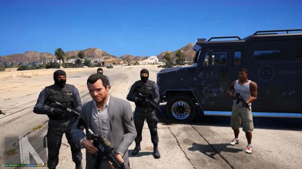 GTA4里能让主人公穿上特警的衣服么？gta5手游怎么当警察