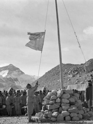 1975年中国登山队登上珠穆朗玛峰谁举起五星红旗？我的世界中国国旗在哪里