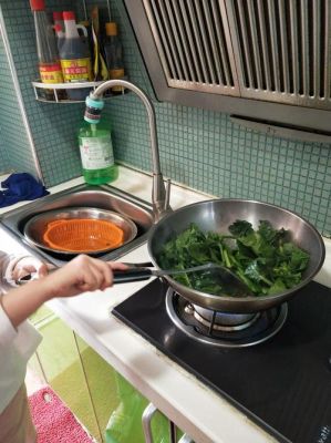 小孩第一次学炒菜发朋友圈说说？我的世界炒菜的东西在哪里