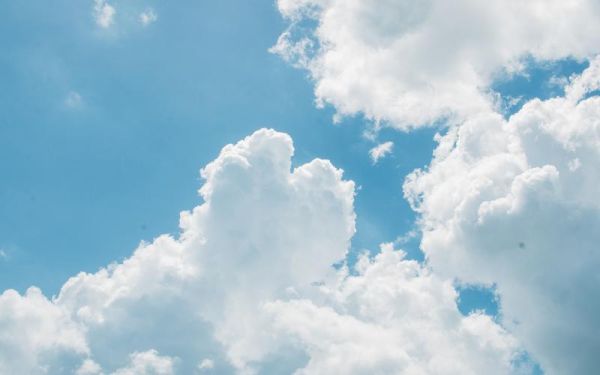 什么的天空中什么地飘着几朵白云？（我的世界云往哪里飘着）
